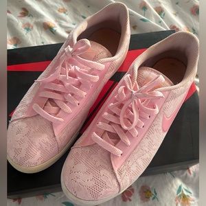 Nike sneaker pink retro